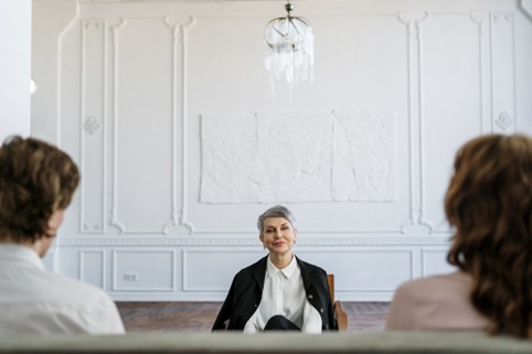 Coppia assiste al corso prematrimoniale laico