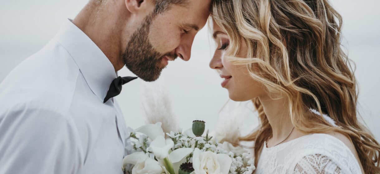 Lo sposo e la sposa si promettono amore con dolcezza